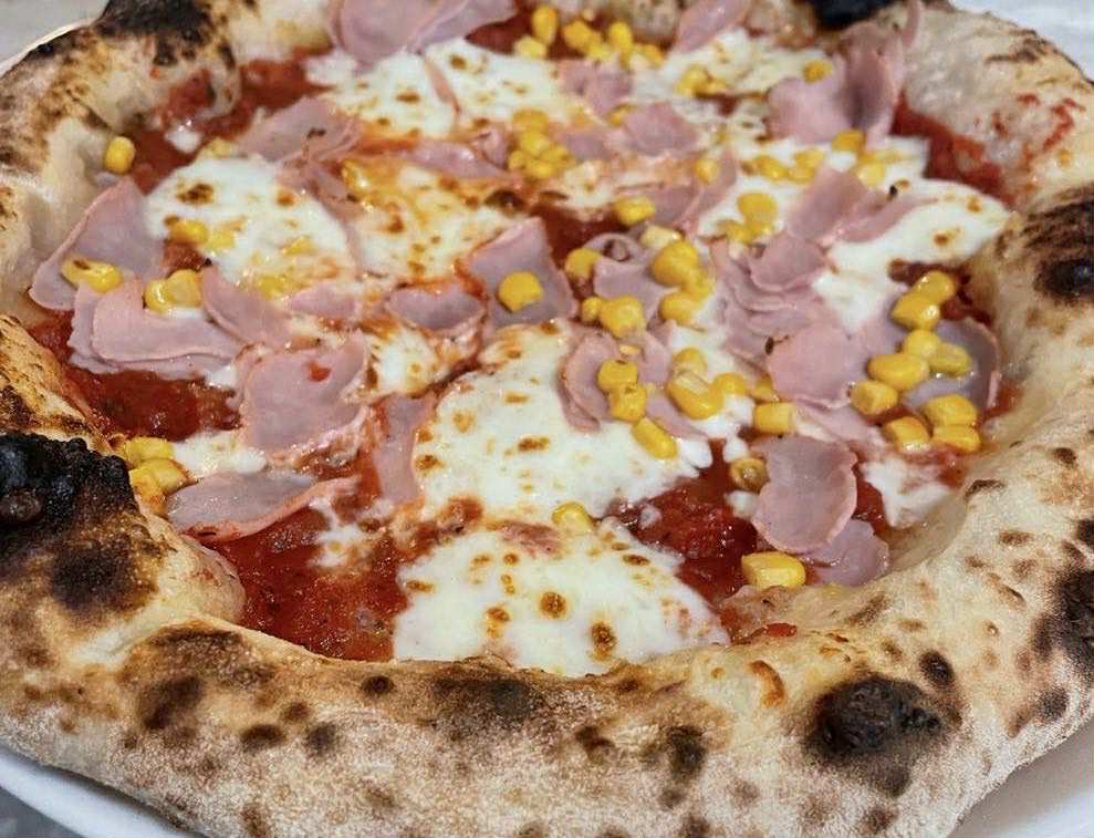 Sonkás kukoricás pizza